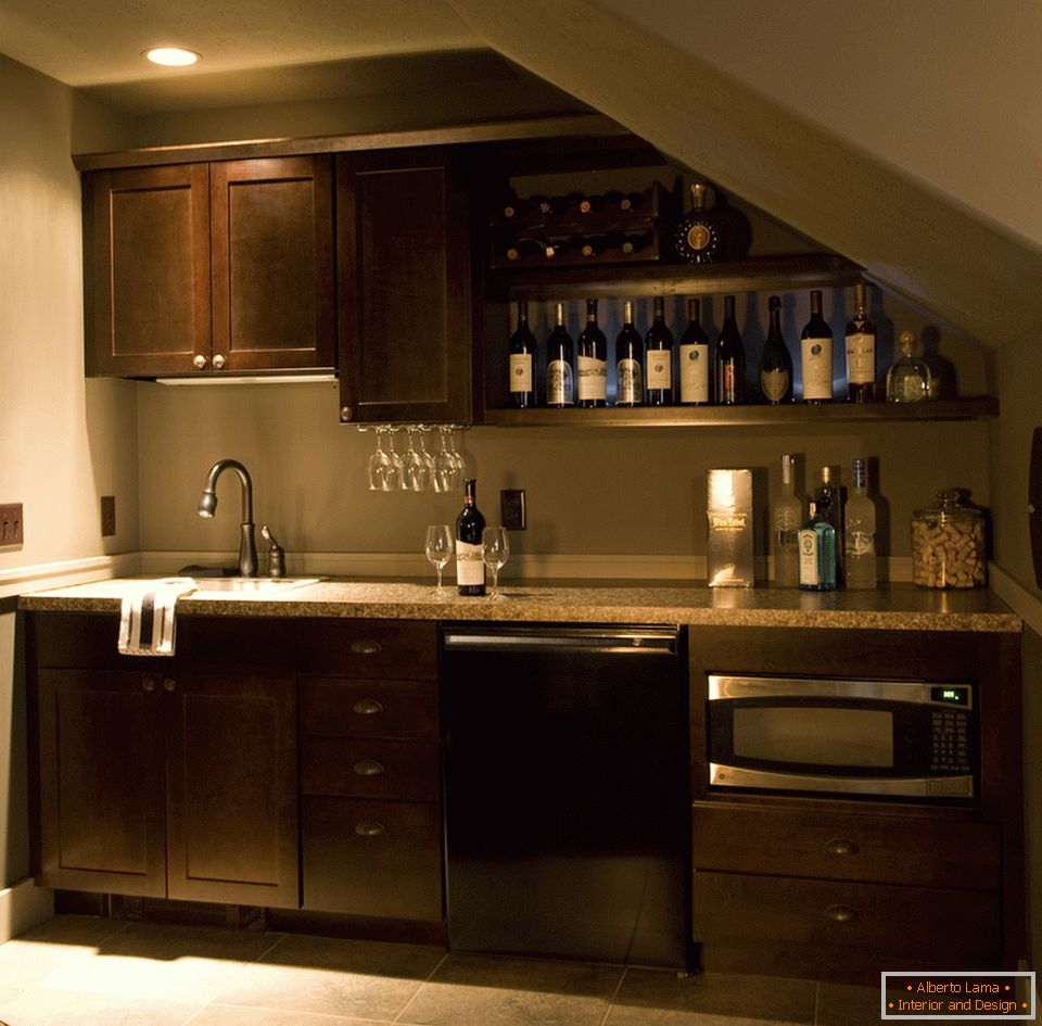 Elegante interior moderno de una mini cocina en un color oscuro
