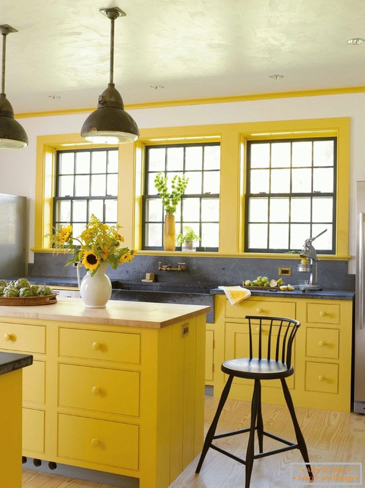Color amarillo, domina el estilo rústico en la cocina