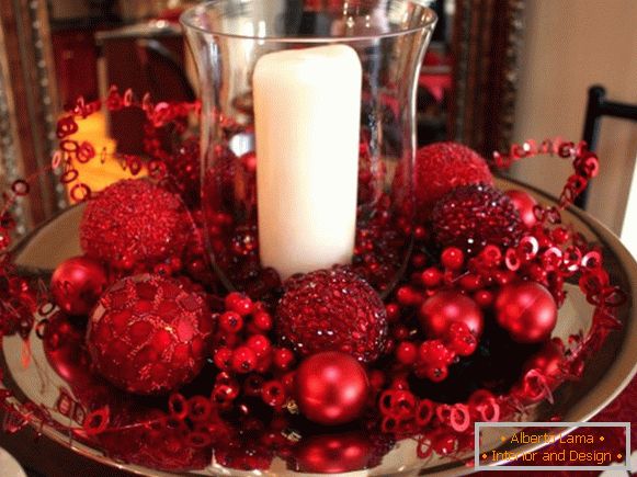 Decoración roja brillante para la mesa festiva