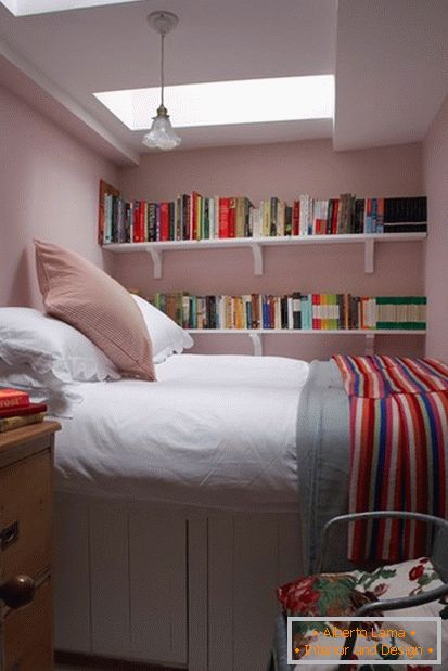 Estanterías de libros en una habitación pequeña