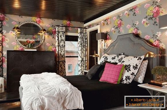 Romántico diseño de dormitorio con elementos negros