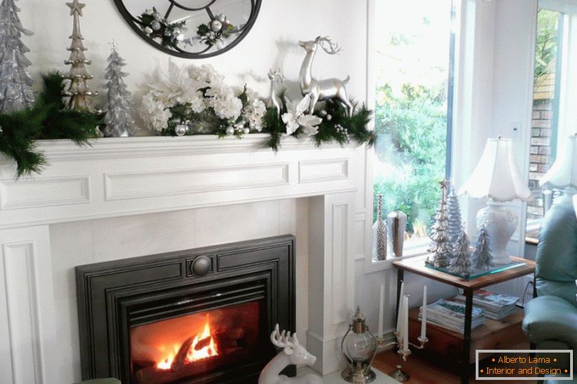 Decoración en blanco y plata de la sala de estar con chimenea para el nuevo año