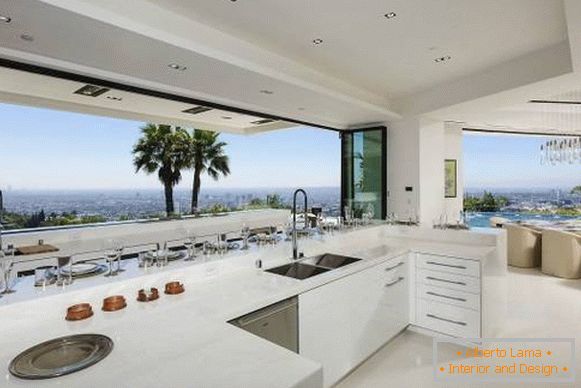 Diseño de una cocina blanca con una vista de lujo