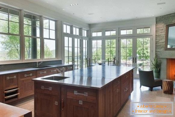 Diseño de cocina con grandes ventanales en la casa de Bruce Willis