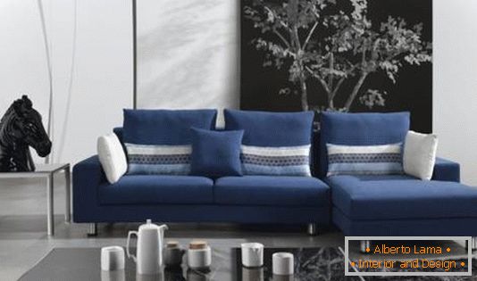 sala de estar en blanco y negro con sofá azul