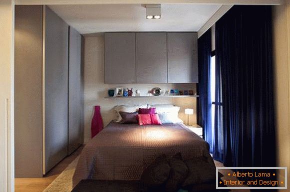 Dormitorio en un pequeño apartamento de 45 metros cuadrados. m.