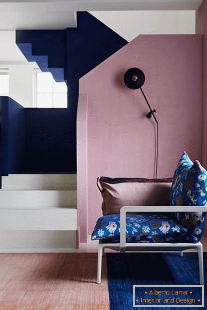 Combinación rosa inusual en la decoración de la escalera