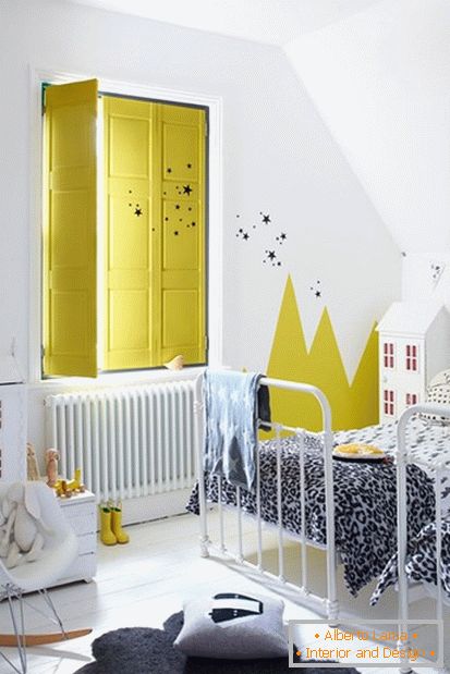 Colores amarillos brillantes en la habitación infantil blanca