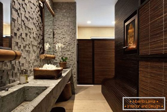Cuarto de baño con motivos asiáticos y texturas naturales