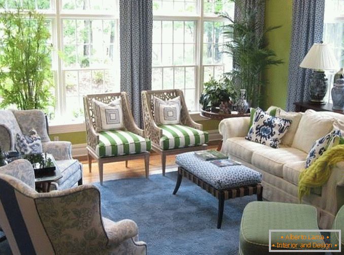El diseño de la sala de estar en verde y azul