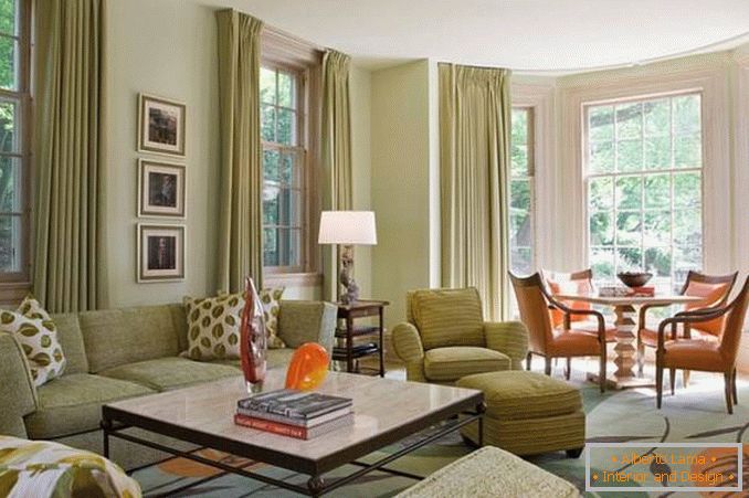 El diseño elegante de la sala de estar con elementos verdes y naranjas