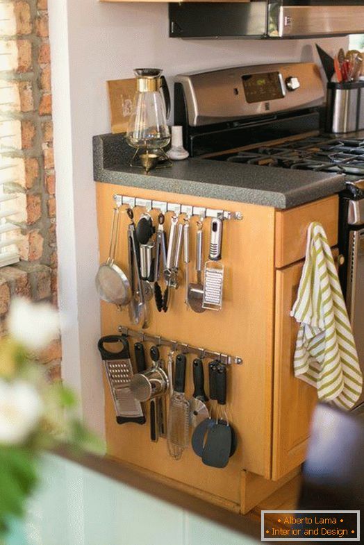 Ganchos para utensilios de cocina en el lateral del armario