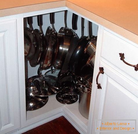 Ganchos para platos en un armario de esquina
