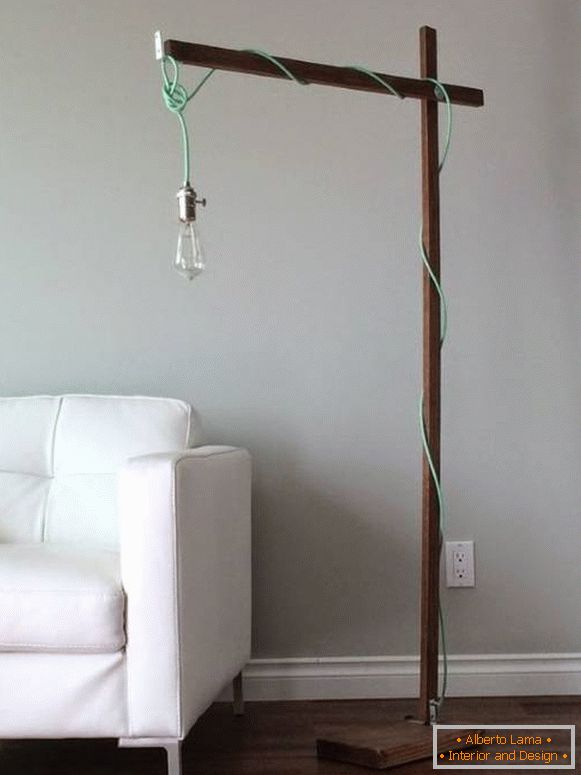 Lámpara de pie hecha en casa de madera