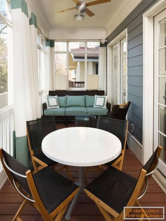 Diseño elegante de la terraza con textiles y muebles de exterior