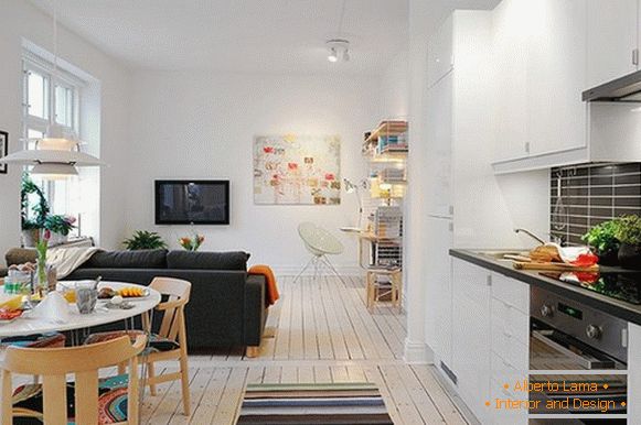 Interior de un pequeño apartamento con elementos que le dan comodidad y atractivo