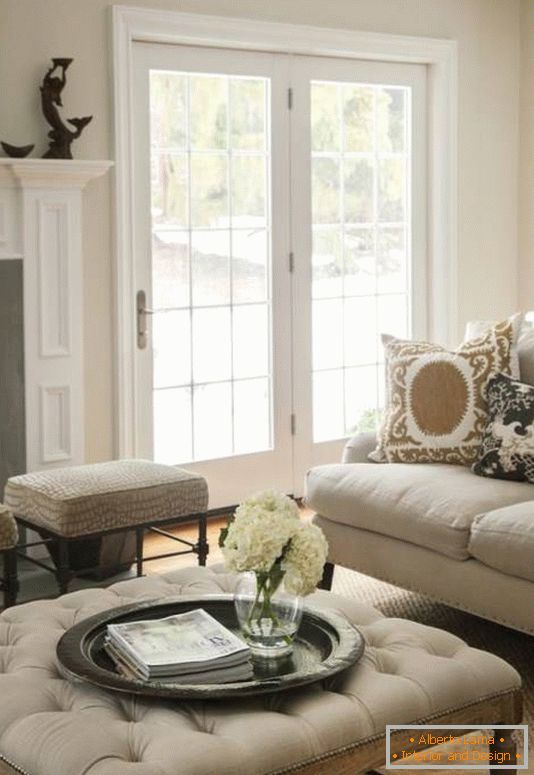 Hermoso tapizado tapizado de muebles en la sala de estar