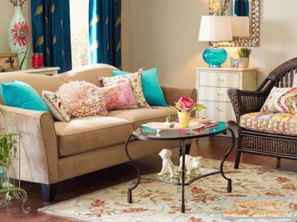Cojines de sofá en el diseño interior de la sala de estar
