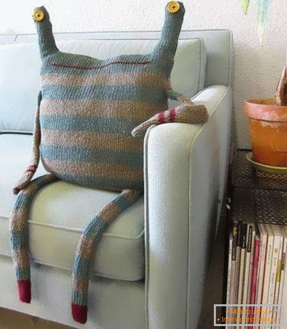Ideas para crear almohadas tejidas en el sofá con agujas de tejer