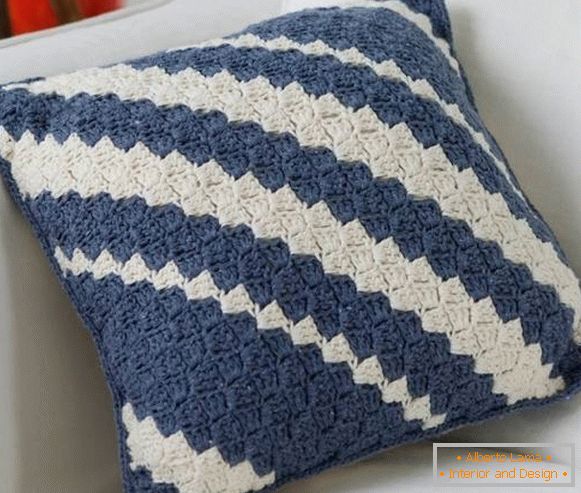 Diseño elegante y de moda de cojines para un sofá - ganchillo de crochet de la foto
