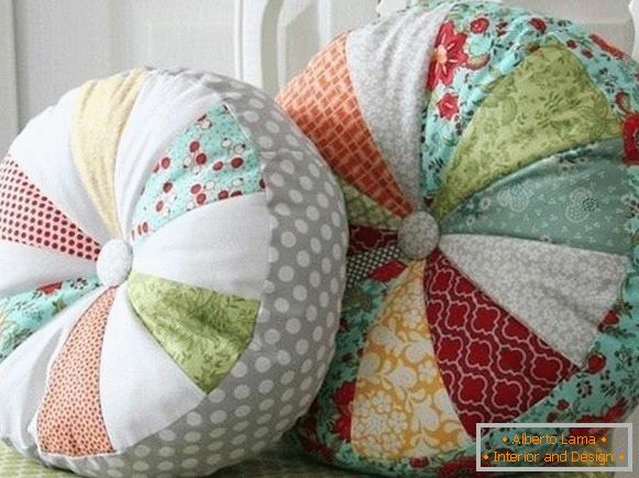 Fundas de almohada multicolores para cojines con sus propias manos