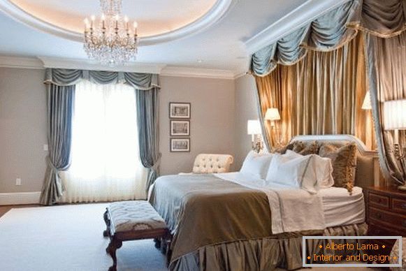Hermosas cortinas y un dosel en el dormitorio en un estilo clásico