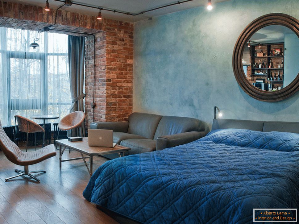 Durmiente en un apartamento en un estilo loft