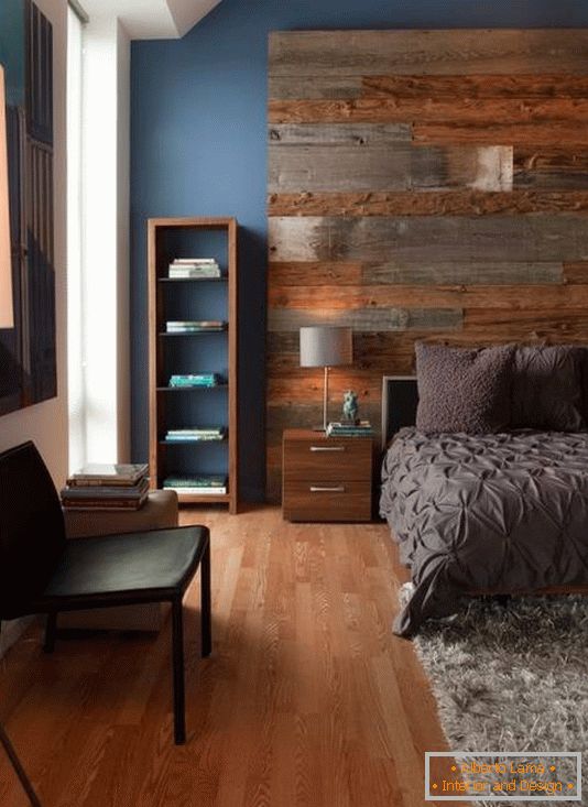 Cabecero de madera grande y muebles con estilo en el dormitorio
