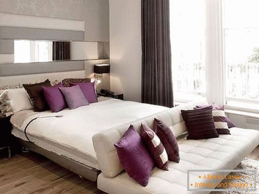 Muebles con estilo en el dormitorio con acentos púrpuras