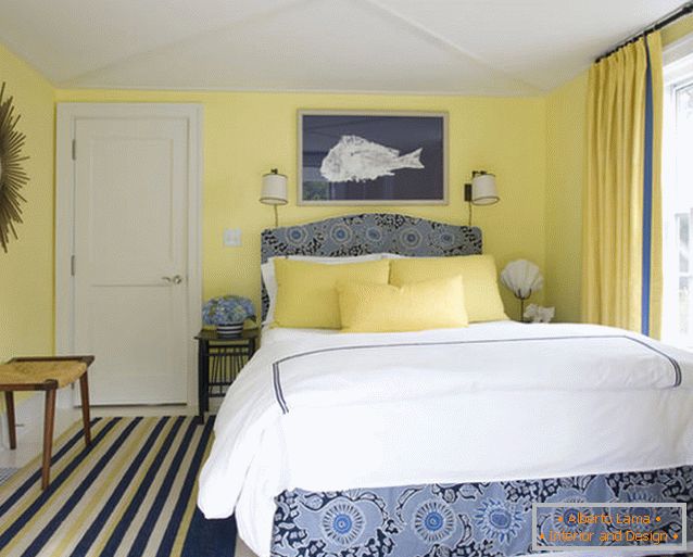 Encantador diseño de un pequeño dormitorio en colores azul y amarillo