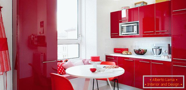 Diseño jugoso de cocina roja y blanca