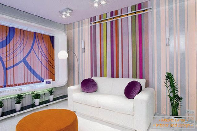 Fondo de pantalla multicolor en una pequeña sala de estar