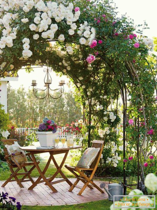 Cenador de flores en una parcela privada