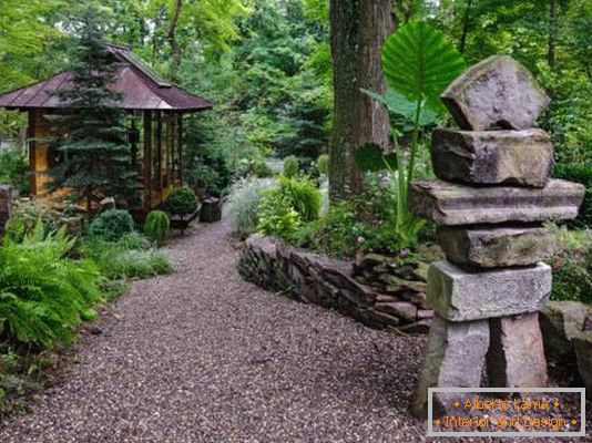 Decorar el jardín cerca de la casa con piedras