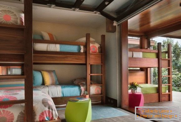 Brillantes camas de dos niveles dentro y fuera de la habitación
