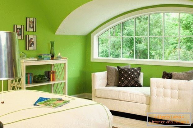 Interior de la habitación en color verde claro