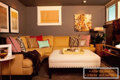 Acentos brillantes en el diseño de la sala de estar