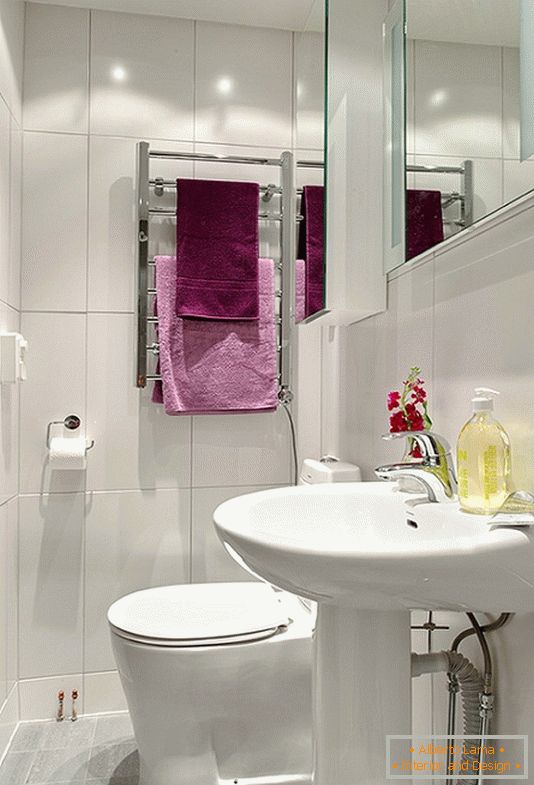 Cuarto de baño de un pequeño apartamento en Suecia
