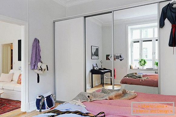 Dormitorio de un pequeño apartamento en Suecia