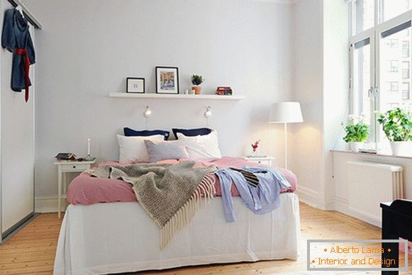Dormitorio de un pequeño apartamento en Suecia