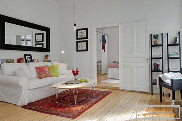 Sala de estar de un pequeño apartamento en Suecia