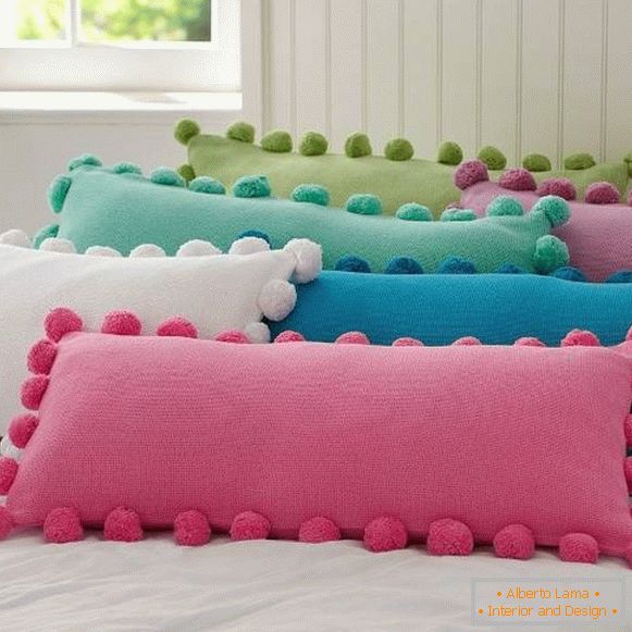 Decoración de almohadas con pompones