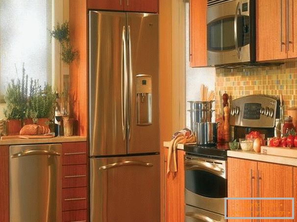 Refrigerador en la pequeña cocina