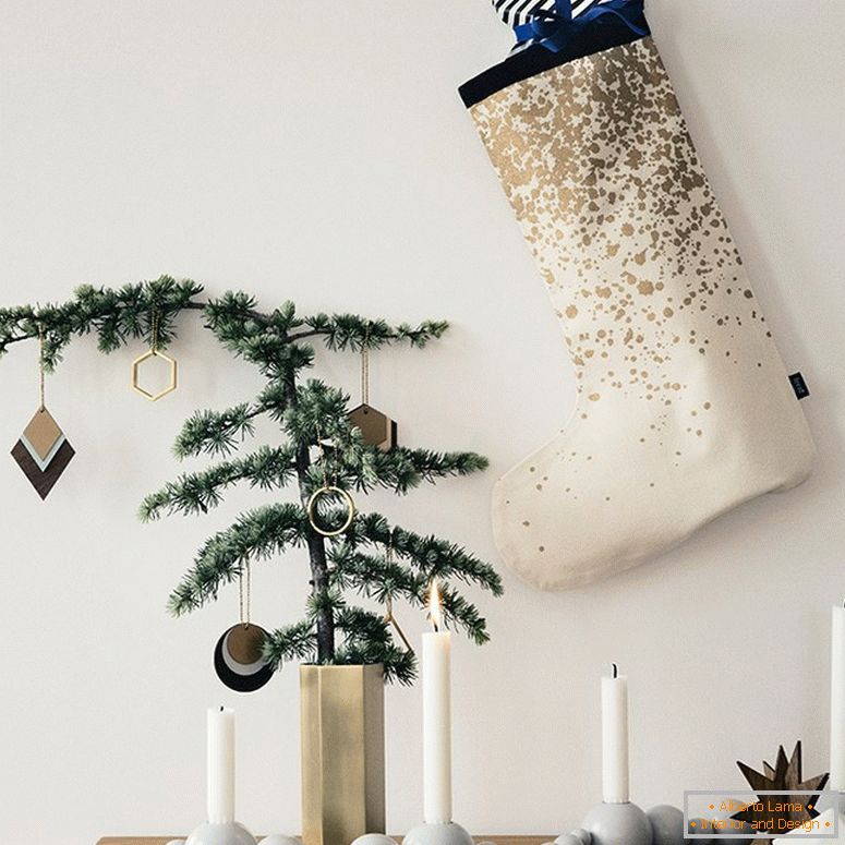 Ramita de un árbol de Navidad en un jarrón inusual