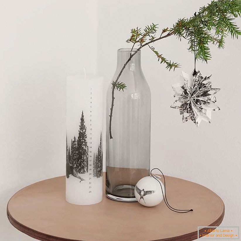 Ramita de árbol de Navidad en una botella de vidrio