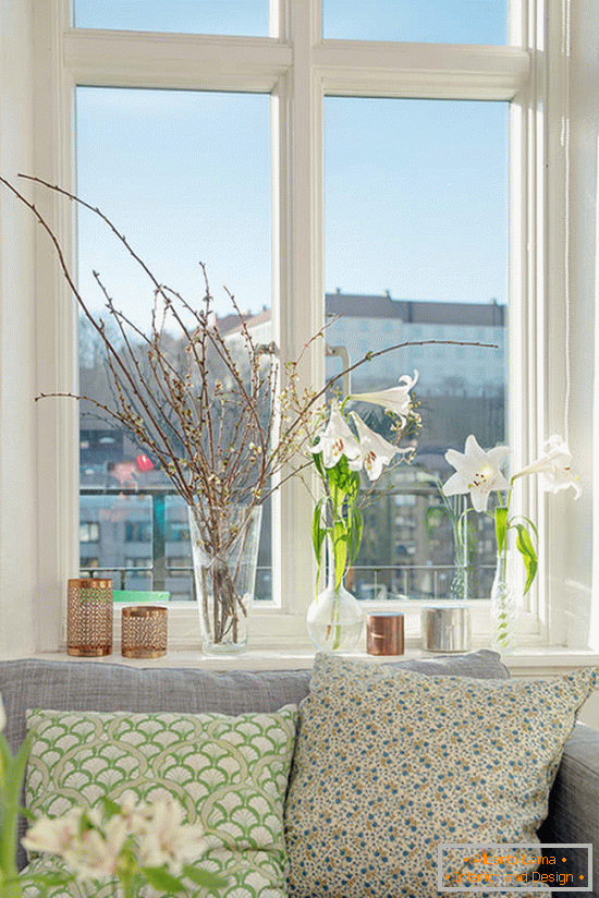 Decoración de un alféizar de ventana con flores