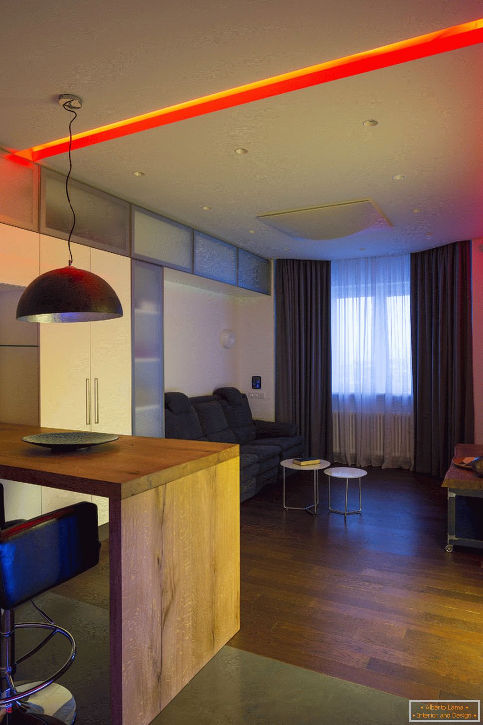 Interior del apartamento con iluminación controlada