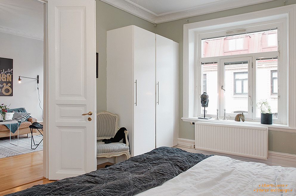 Interior de un apartamento de dos habitaciones en estilo escandinavo en Estocolmo