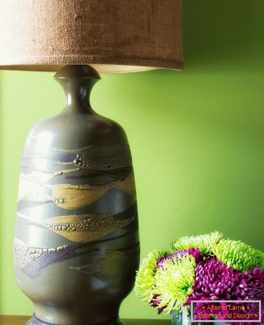 Lámpara en tallo de cerámica
