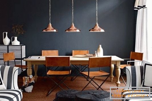 Lámparas de cobre sobre la mesa